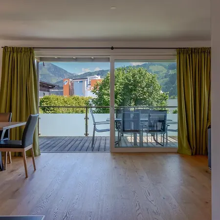 Fourteen Zell Am S&p By In One زيل أم سي