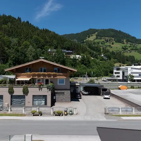 Fourteen Zell Am S&p By In One Apartament Zell am See